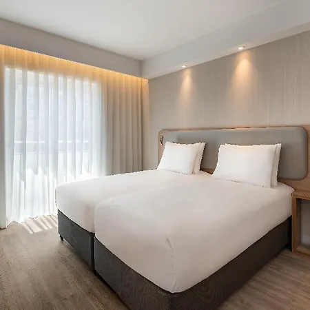 호텔 Express & By Ihg
