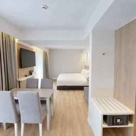호텔 Express & By Ihg