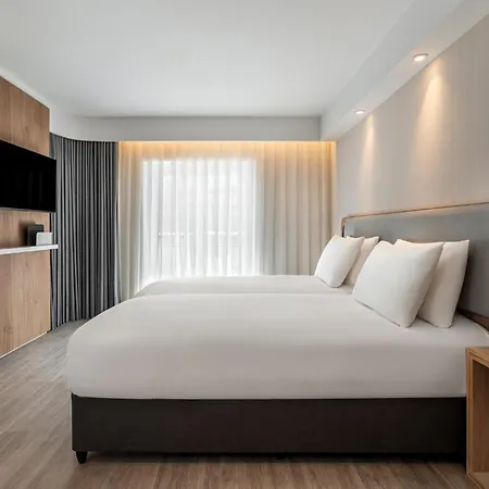 호텔 Express & By Ihg