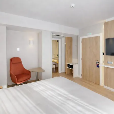 Express & By Ihg 호텔 3*