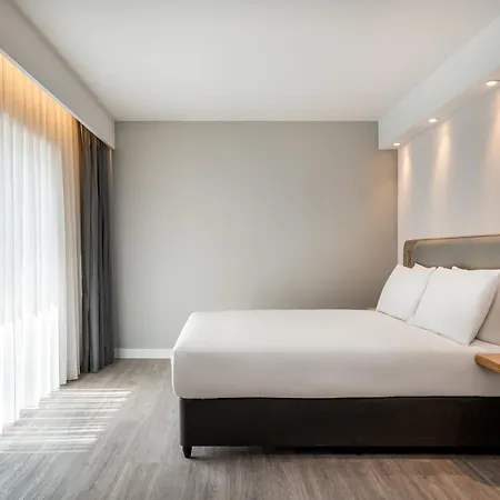 호텔 Express & By Ihg 3*